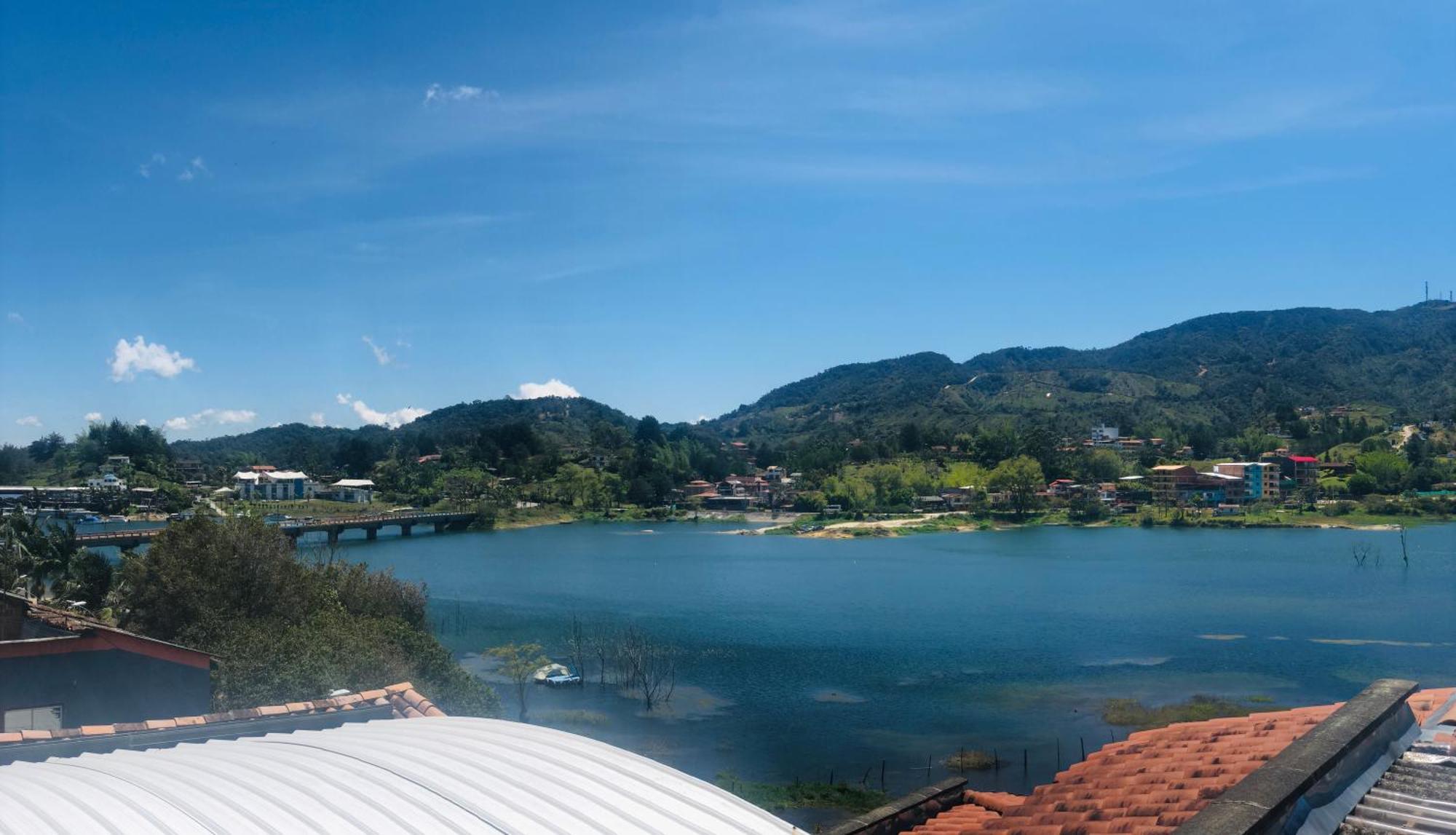 Lake View Hostel Guatapé Buitenkant foto